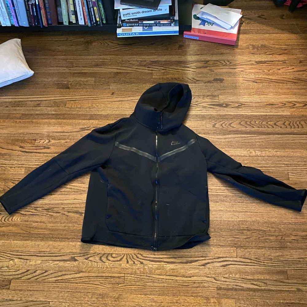 Black Nike tech fleece